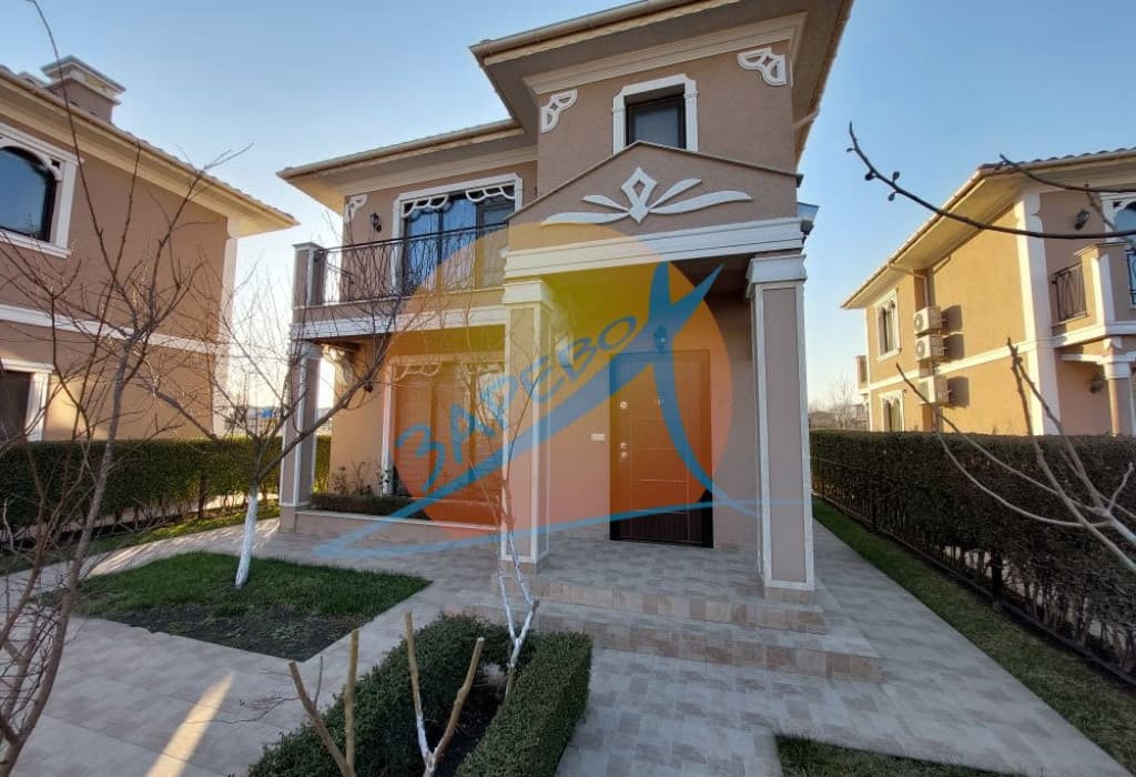 Поморие, двуетажна къща с камина и 2 паркомeстa, Виктория Роял Гарден  (Victoria Royal Garden)