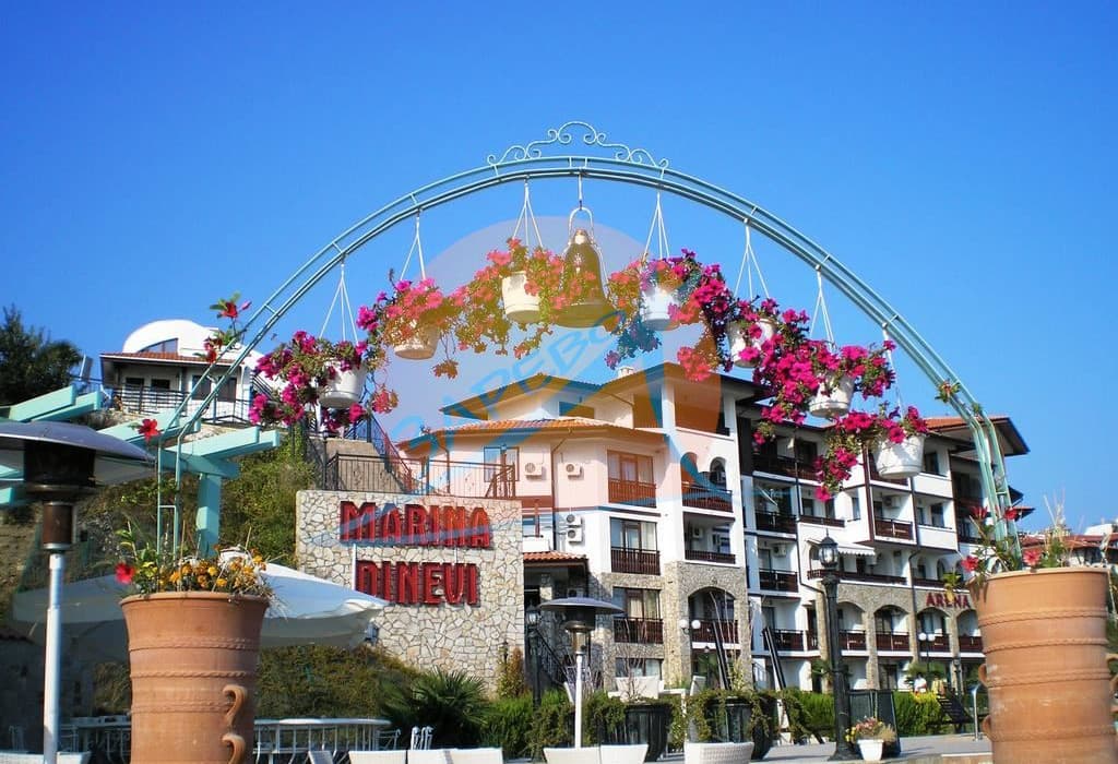 Арена (Arena), Диневи груп, Свети Влас