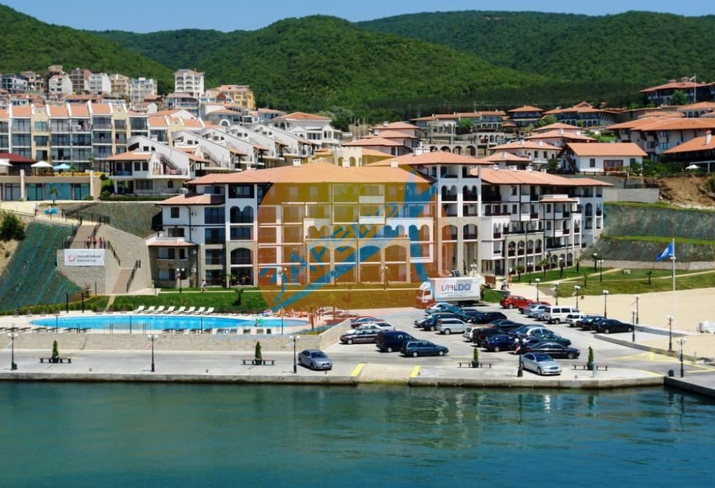 Арена (Arena), Диневи груп, Свети Влас