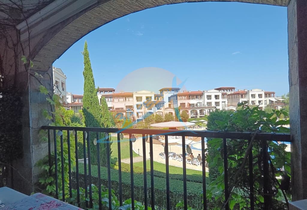 Созопол, Грийн лайф. Обзаведен тристаен с тераса с гледка кръглия басейн, готови документи за сделка!