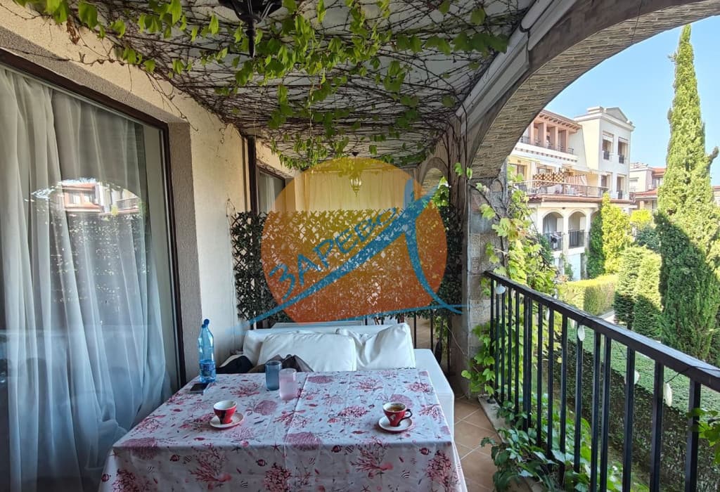 Созопол, Грийн лайф. Обзаведен тристаен с тераса с гледка кръглия басейн, готови документи за сделка!