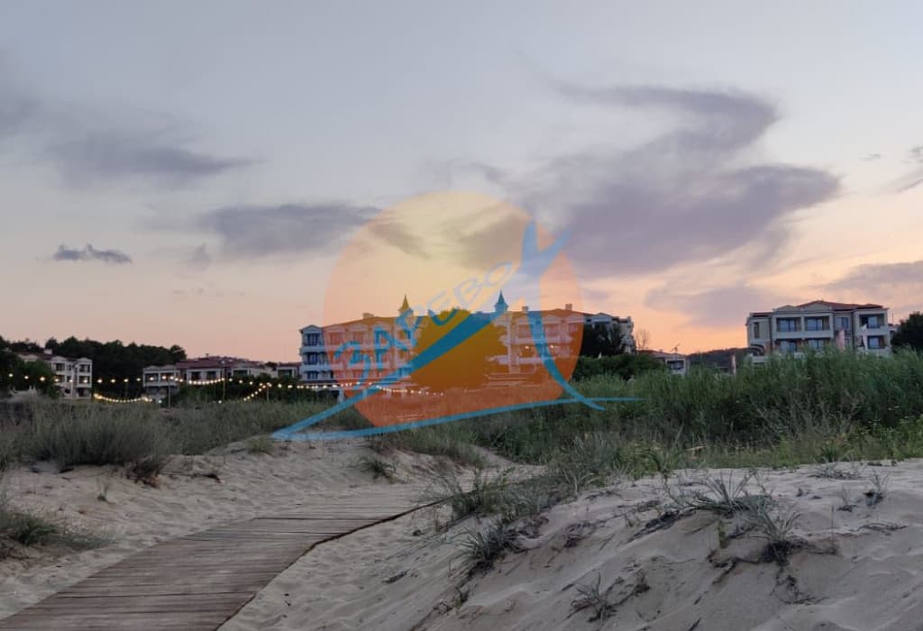 Созопол, Грийн лайф. Обзаведен тристаен с тераса с гледка кръглия басейн, готови документи за сделка!