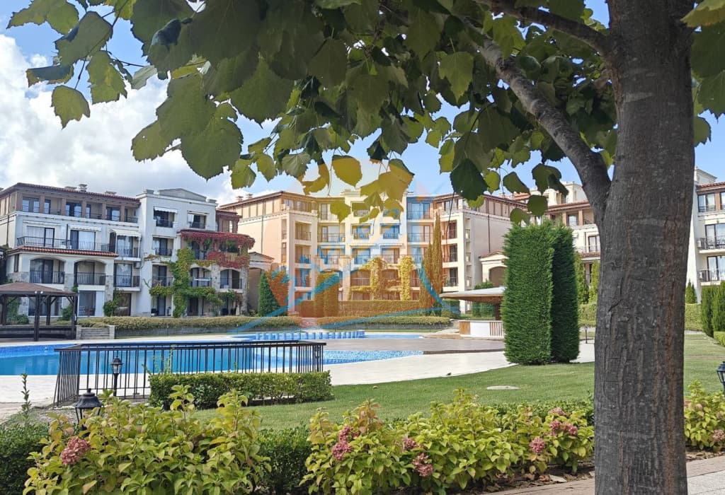 Созопол, Грийн лайф. Обзаведен тристаен с тераса с гледка кръглия басейн, готови документи за сделка!