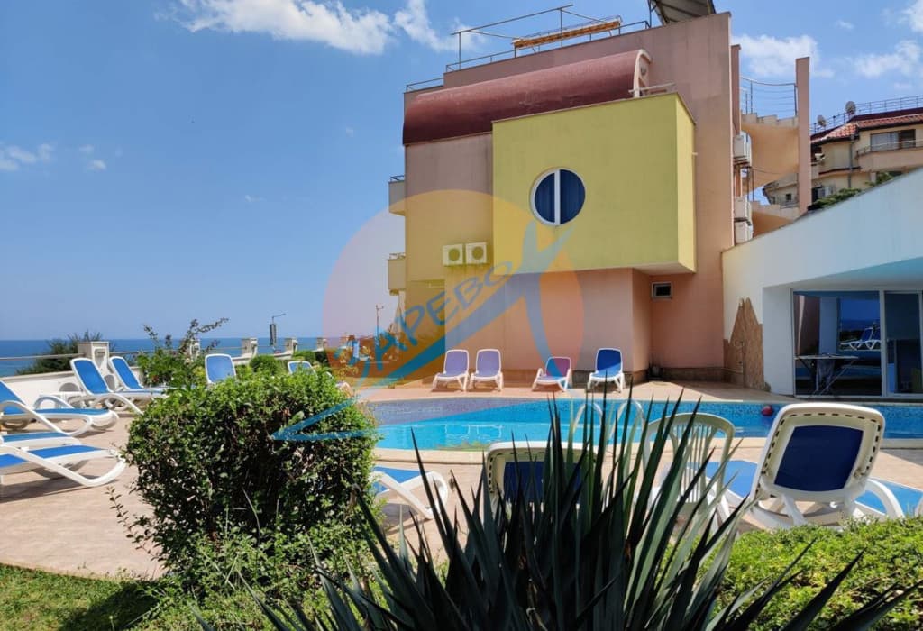 Созопол, Хармани, с паркомясто, двустаен с пряка гледка море срещу плажа, ниска поддръжка, готови документи!