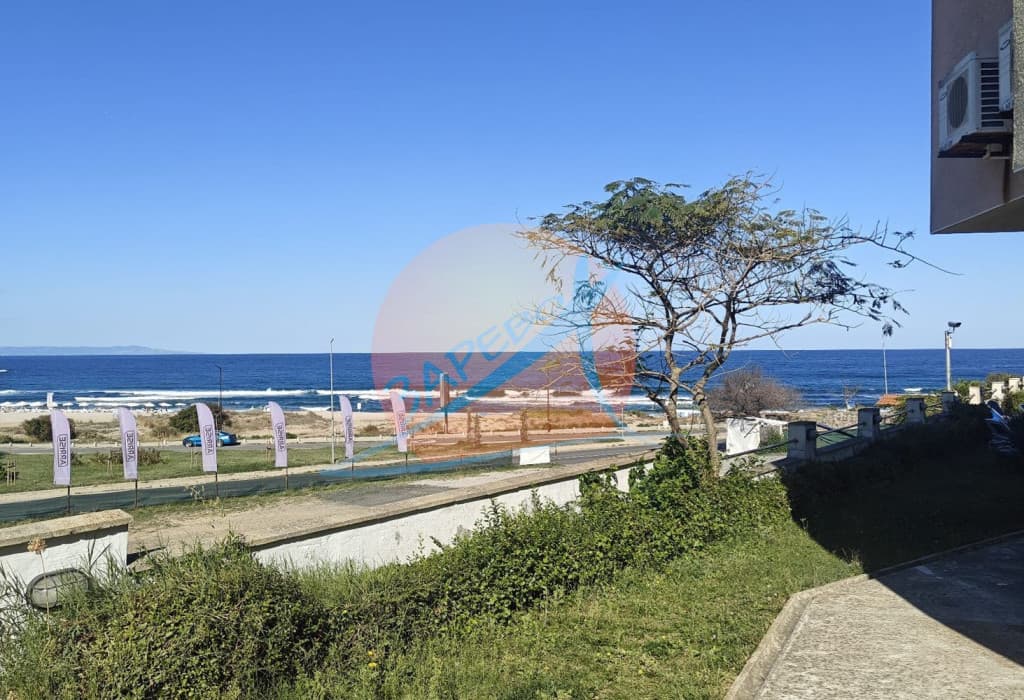 Созопол, Хармани, с паркомясто, двустаен с пряка гледка море срещу плажа, ниска поддръжка, готови документи!